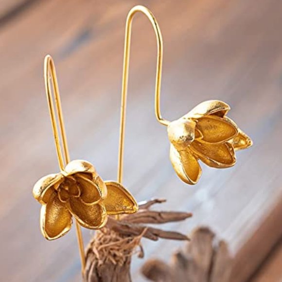 Gold Little Flower w Leaf Earrings 3D Leaves Flowers Modern Botanical Nature New - Picture 4 of 8
